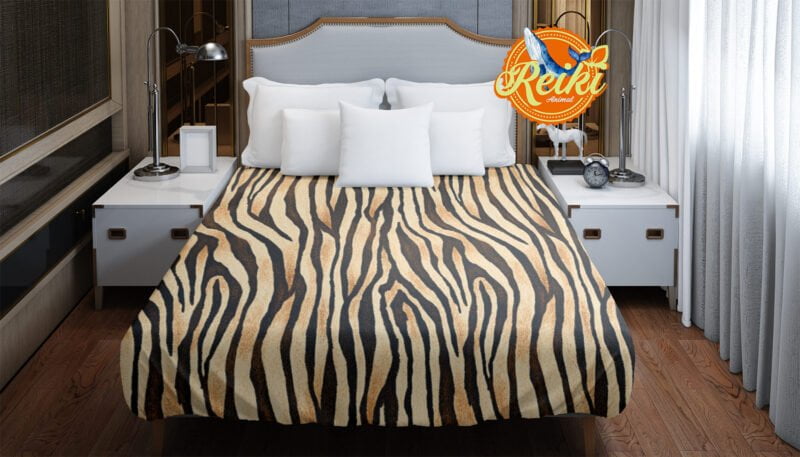 Protective bedspread, easy to clean from fur and hair. Giraffe pattern, in addition to protection, it is colorful and adds aesthetics to the interior. Made with Animal Reiki philosophy.